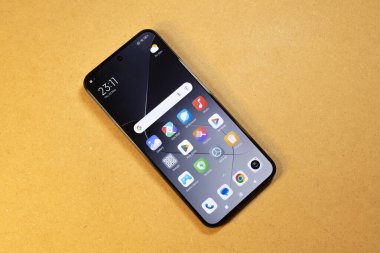 Masanın üzerinde duran modern Xiaomi Android akıllı telefonu, varsayılan uygulamaların üst görünümü mobil cihaz ev ekranı uygulama simgeleri basit konsept, önceden kurulmuş yazılım görüntüleme