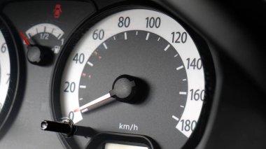 Otomobil hız göstergesi panelinin, hızlı araması saatte kilometreyle ve yakıt göstergesiyle kapatılması, sabit park halindeki araç kullanım alanı paneli detayı, hareket yok, servis onarım sembolü, soyut kavram