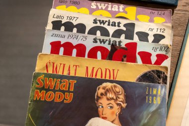Antika Polonya moda dergisi kapak koleksiyonu, Swiat Mody retro tasarımı, 1960 'lardan 1980' lere kadar eski tarz yayınlar, eski basılı medya, tarihi baskı, tarih kültürü