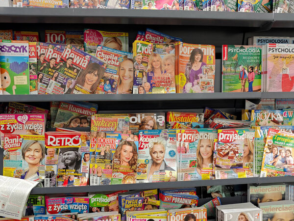 Польские журналы демонстрируют в магазине большой выбор красочных публикаций на темы образа жизни, здоровья, психологии и развлечений, представленных на полках внутри