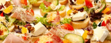 Çeşitli yemek servisleri küçük sandviçler, afiş arkaplan renkli hazır yiyecek atıştırmalıkları yakın çekim makro detay, lezzetli aperatif tabaklar. Partiler, konferanslar, etkinlikler yemek konsepti.