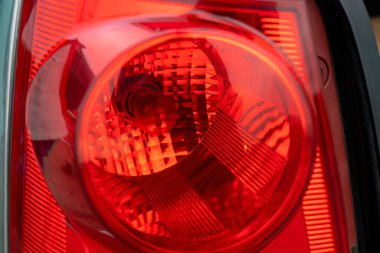 Basit kırmızı araba stop stop stop light extra yakın çekim detayı, soyut kırmızı arka plan aydınlatma, araba galerileri için yaratıcı otomobil arkaplanı, servis onarım atölyeleri tasarım unsuru, hiç kimse