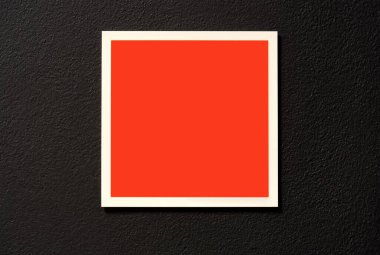 Siyah duvardaki boş kırmızı kare etiketi, boş çerçeveli uyarı işareti şablonu, beyaz kenarlık minimal çerçeve işareti şablonu, sembol kopyalama alanı, markalaştırma için ön görünüm izole tasarım unsuru