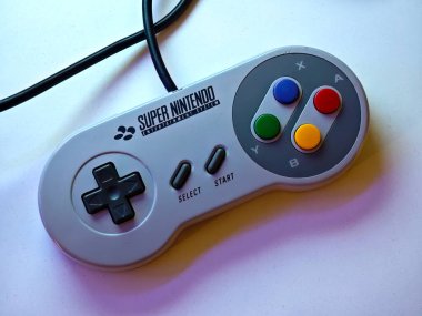 Eski retro SNES Super Nintendo oyun kontrol defteri, yakın çekim, klasik oyun donanımı, klasik konsol aksesuarı, eski moda video oyunu nostalji sembolü, oyun öykünmesi