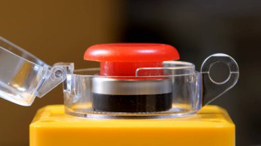 Kırmızı endüstriyel düğme açık koruyucu kapaklı, yan görüş acil durum fabrika anahtarı, hiç kimse, yakın çekim, güvenlik kontrol paneli, makine güç düğmesi, endüstriyel ekipman ayrıntıları basit çekim