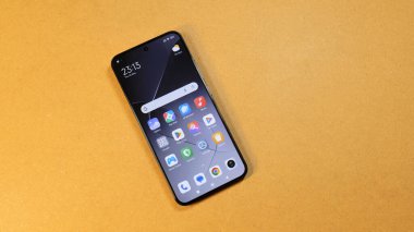 Uygulama simgeleri olan modern Xiaomi akıllı telefonu ahşap bir yüzeyin üstünde, Android cep telefonunun birçok uygulama simgesine sahip üst görüntüsü, kopyalama alanı arka planı, dijital teknoloji kavramı