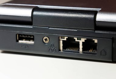 USB, ethernet ve modem portlarının bir dizüstü bilgisayarın arkasında kapatılması, RJ-45 ve RJ-11 soketleri dahil olmak üzere kablolu bağlantı arayüzlerinin makro detaylı görünümü, internet veri aktarım konsepti, hiç kimse