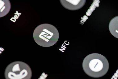 Akıllı telefon ekranında bir NFC düğmesinin kapatılması, hızlı ayarlar cep telefonu menüsünde iletişim seçeneği ile iletişim kurulamayan ödemeler, kablosuz veri paylaşımı ve akıllı aygıt bağlantısı