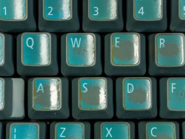Eski moda mekanik bir QWERTY klavyesinin yakın çekim görüntüsü, çok kullanılan gri tuşlar, antika bilgisayar donanımı konsepti, makro detay soluk harfler, hiç kimse