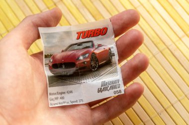 Kırmızı Maserati spor araba hız istatistikleri, eski otomotiv temalı kağıt koleksiyonu, kart konsepti toplayan klasik Turbo sakız araba koleksiyonu kartı.