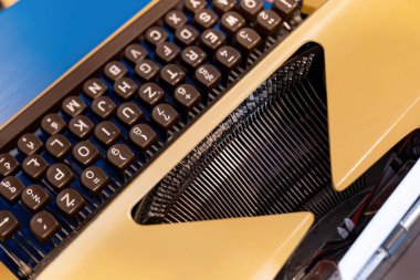 Mekanik tuşları ve metal tuşları olan klasik bir daktilonun üst görüntüsü, yukarıdan klavye, kullanılmış retro yaratıcı yazma cihazı konsepti, gazetecilik senaryoları, basın, hiç kimse