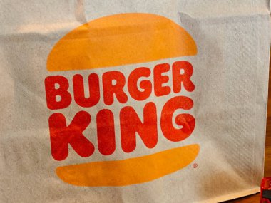 Kahverengi paket paketinin üzerinde Burger King fast food logosu, ABD küresel restoran zinciri sembolü, markalaşma, burger şeklindeki logo tasarımı, çevre dostu ambalaj konsepti, insan yok