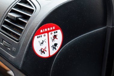 Hava yastığı talimatları çıkartması, hava yastığı güvenlik uygulamaları çocuk koltuğu için sembol rehberi ve uygun koltuk ve hava yastığı kullanımı için iç araç uyarı etiketi, hiç kimse, detay