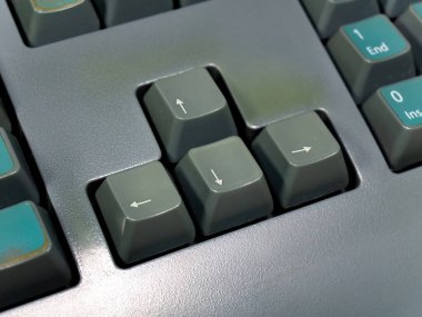 Eski klavyede eski bilgisayar ok tuşlarının kapatılması, eski PC oyun navigasyonu için kullanılan vintage yönlendirme kontrolleri, soluk yüzey dokusu klasik donanım konsepti sol seçmeli semboller aşağı