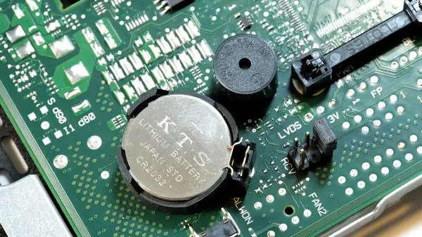 Yeni değiştirilmiş lityum iyon BIOS CMOS düğmesi CR2032 pil bir bilgisayar anakartında, ayrıntılı görüntü devre kartındaki saat pili, servis onarımı ve yedek konsept, hiç kimse