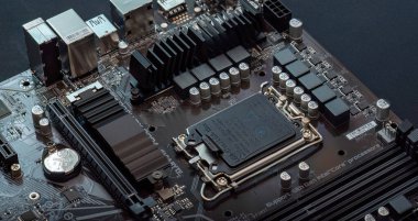 Modern masaüstü PC ana kartı kapalı LGA Intel CPU soket kapak ısıtıcısı VRM kondansatörleri, PCI ekspres PCIe RAM yuvaları ayrıntılı elektronik donanım kapama kapama kurulum onarım konsepti