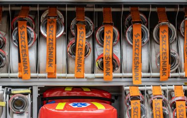 İtfaiyecilerin malzeme deposu. İtfaiye arabasının içinde acil yardım çantası ve hortumlar var. Bağlayıcılar, kayışlar ve güvenlik malzemeleriyle donatılmış kurtarma ekipmanları.