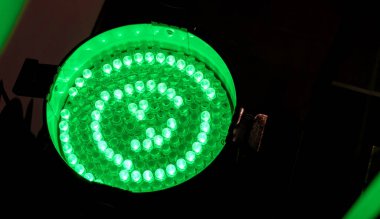 Yukardan görülen yeşil LED sahne ışığı dairesel spiral diyotlar, profesyonel aydınlatma armatürü, mekan ekipmanları, yakın çekim, konser, tiyatro etkinliği prodüksiyon alanı