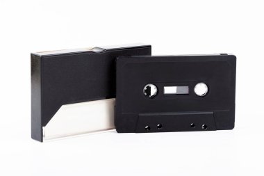 Boş siyah ses kaseti ve boş plastik kutu beyaz arkaplanda izole edilmiş, boşluk şablonu kopyalanmış, antika antika müzik deposu eski analog medya ses parçalarını kapatın