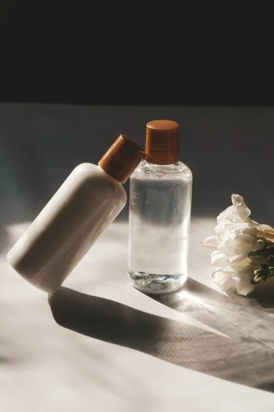 Flessen Met Cosmetica Hydraterende Crème Gel Tafel — Stockfoto