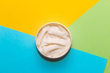 Snus pedleri, arka planda nikotin örümcekleri, kötü alışkanlık kavramı..