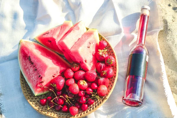 Champagne Met Een Dienblad Van Fruit Aardbeien Kersen Een Picknick — Stockfoto