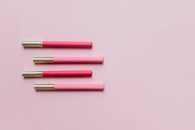 Kağıt üzerinde çok renkli sigara, kötü alışkanlık kavramı..