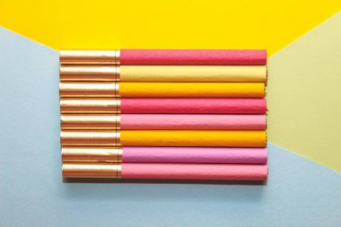 Kağıt üzerinde çok renkli sigara, kötü alışkanlık kavramı..