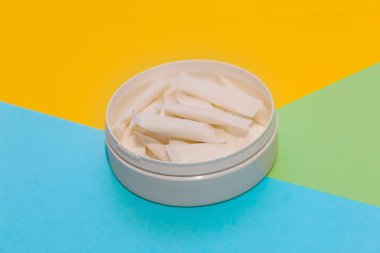 Snus pedleri, arka planda nikotin örümcekleri, kötü alışkanlık kavramı..