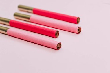 Kağıt üzerinde çok renkli sigara, kötü alışkanlık kavramı..