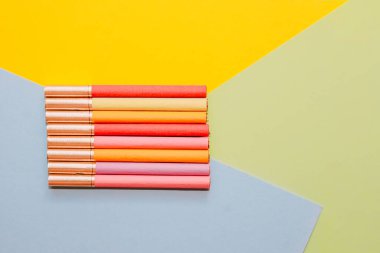 Kağıt üzerinde çok renkli sigara, kötü alışkanlık kavramı..