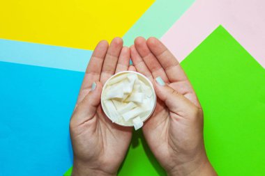 Snus pedleri, kağıt kaplamalı nikotin örümcekleri, zararlı alışkanlık kavramı..