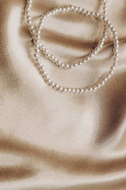İnci bijouterie boncuklar ipek doku arka planı.