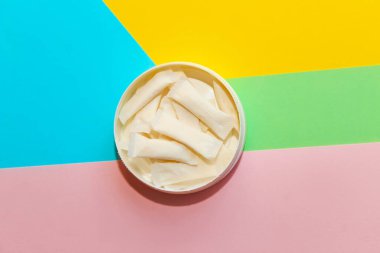 Snus pedleri, arka planda nikotin örümcekleri, kötü alışkanlık kavramı..