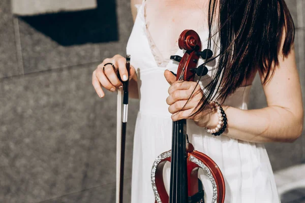 エレキバイオリンの断片音楽家の少女の手にあるバイオリン — ストック写真