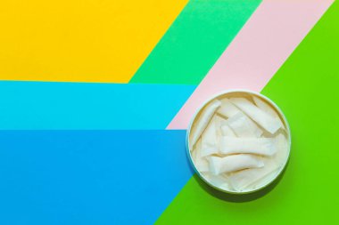 Snus pedleri, arka planda nikotin örümcekleri, kötü alışkanlık kavramı..