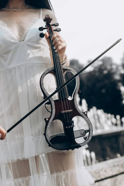 エレキバイオリンの断片音楽家の少女の手にあるバイオリン — ストック写真