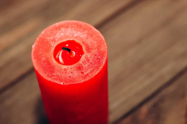 Röd Släckt Doft Ljus Bakgrunden Trä Plankor — Stockfoto