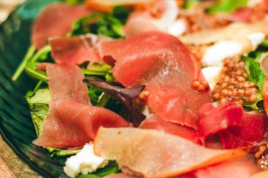 Otlu salata, roka, jambon, peynir, yeşil zeytin ve fındık..