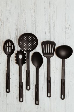 Mutfak aletleri, ahşap masadaki çoklayıcı için plastik.