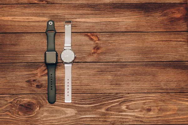 Zwarte Technologische Slimme Horloges Gewone Mechanische Horloges Met Een Wijzerplaat — Stockfoto