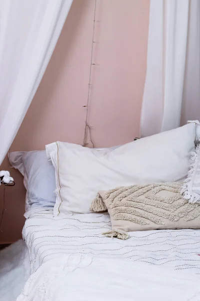 침실의 침대에 장식용 베개는 장식용으로 — 스톡 사진