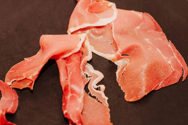 Pedaços Porco Seco Jamon Prosciutto Uma Placa Preta — Fotografia de Stock