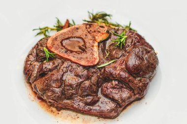 Kemik ossobuco 'sunda haşlanmış biftek, biberiye tahtada..