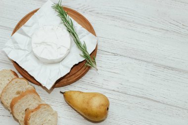 Masada armut ve biberiye filizi ile peynirli camembert peyniri..