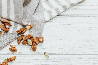 Masada taze kabuklu ceviz ve mutfak havlusu..