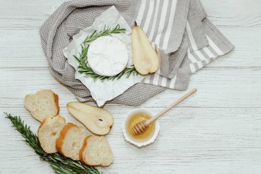 Peynirli armut ve balı biberiye filizi..