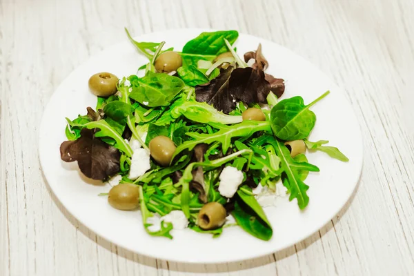 Saladebladeren Met Arugula Kaas Groene Olijven Een Bord Gezonde Dieetsalade — Stockfoto