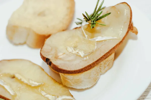 Camembert Cheese Olive Oil Rosemary Baked Pear — Stock Photo, Image