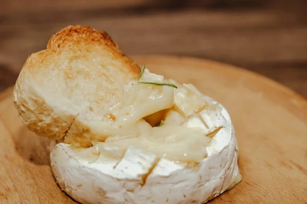 Baguette Blanca Con Aceite Oliva Queso Camembert Horno Sobre Mesa —  Fotos de Stock